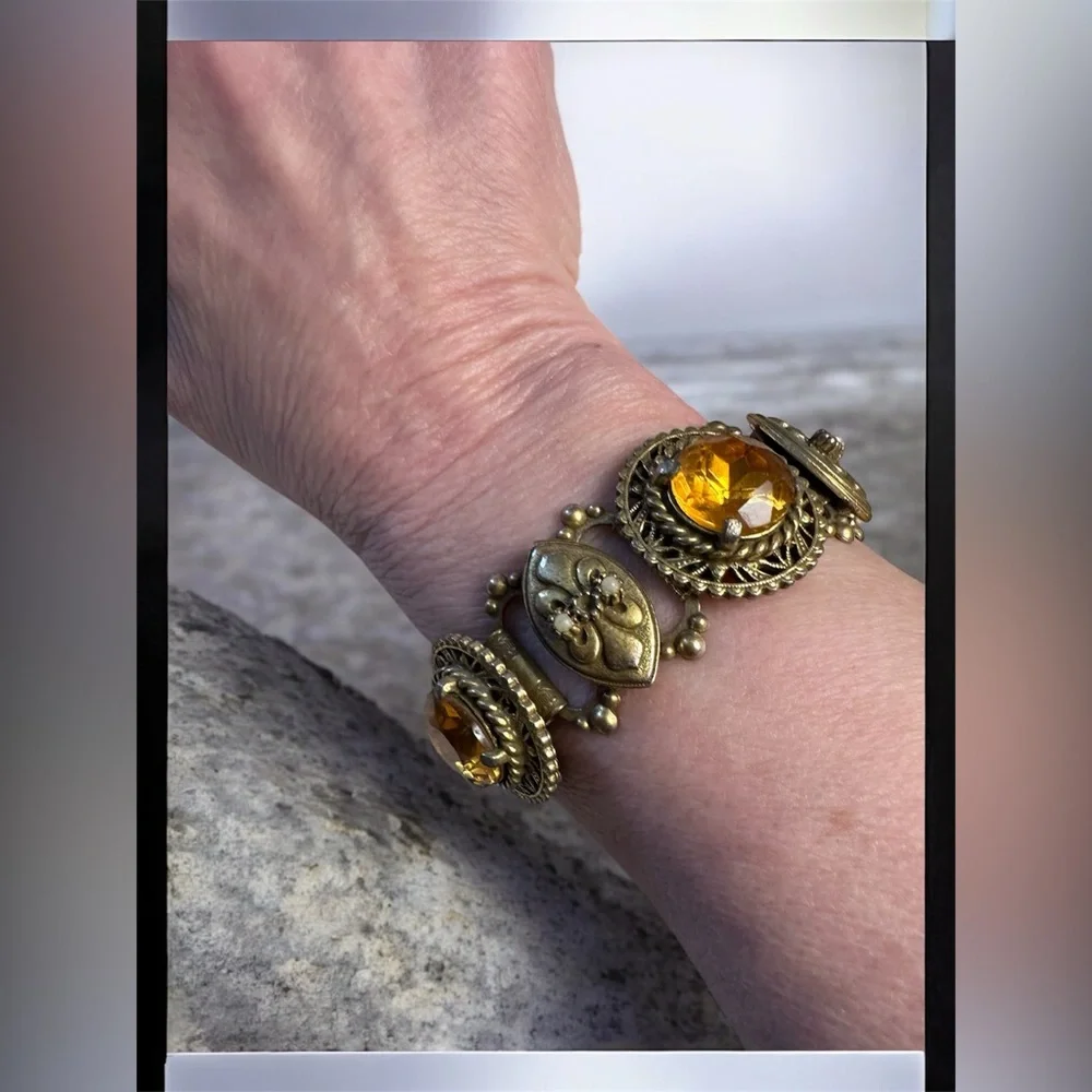 Elegant Vintage Gold-Tone Bracelet with Amber Inspired Accents Read Below